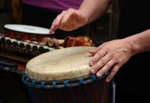 Wat een djembé workshop jouw team leert wat een vergadering nooit bereikt *