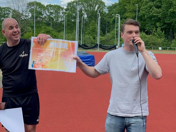 Sponsorlopers halen prachtig bedrag op voor belevingstuin De Hondsberg in Oisterwijk