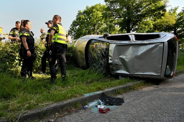 Auto schiet van de weg N65 over de kop