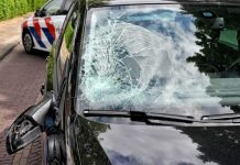 Man geschept door auto en gewond naar ziekenhuis