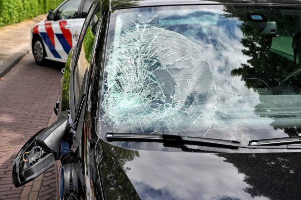 Man geschept door auto en gewond naar ziekenhuis