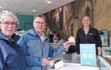 Stichting Sociaal Huis Oisterwijk ontvangt donatie van IJssalon Matteo en het gilde