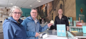 Stichting Sociaal Huis Oisterwijk ontvangt donatie van IJssalon Matteo en het gilde