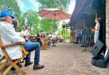 Publiek en songwriters genieten in boerentuin