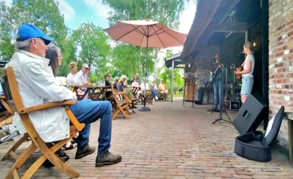 Publiek en songwriters genieten in boerentuin