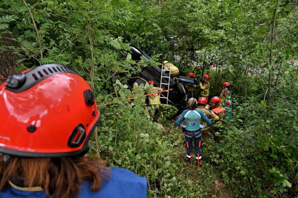Zwangere vrouw met auto van de weg af in Moergestel (+ Video)