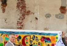 Burgemeester onthult wandkleed AZC kinderen op EKWC Oisterwijk