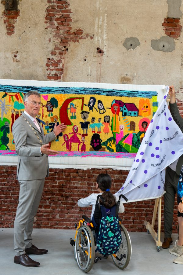 Burgemeester onthult wandkleed AZC kinderen op EKWC Oisterwijk