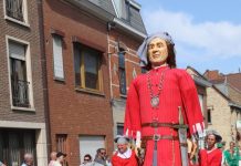 Reuzen optocht door Oisterwijk