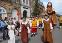 Reuzen van Nieuwpoort onderweg naar Reuzenstoet Oisterwijk