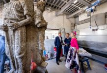 Koningspaar toont interesse in restauratie gedenknaald KVL Oisterwijk