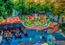 Ouderen genieten van poffertjes op Oisterwijkse kermis