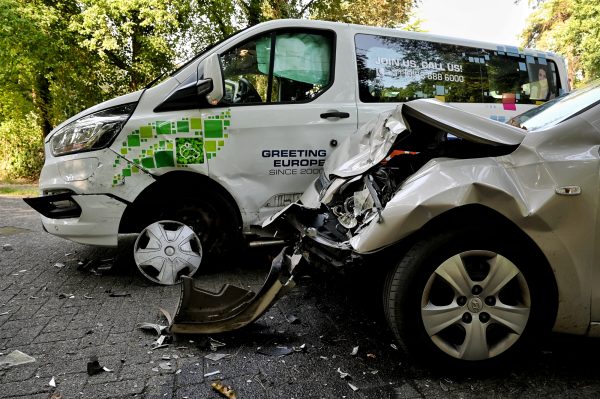 Kinderen licht gewond bij aanrijding in Oisterwijk