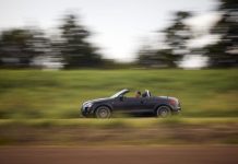 Kijk en zwaai naar cabriotour door Oisterwijk