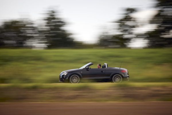 Kijk en zwaai naar cabriotour door Oisterwijk