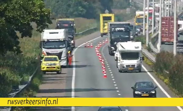 Flinke file A58 bij Moergestel na pech met vrachtwagen