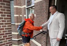 Gemeente Oisterwijk: Wethouder ontvangt wandelaar Frank tijdens wandeltocht door HEEL Nederland