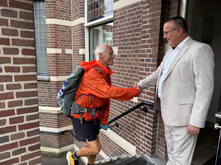 Gemeente Oisterwijk: Wethouder ontvangt wandelaar Frank tijdens wandeltocht door HEEL Nederland