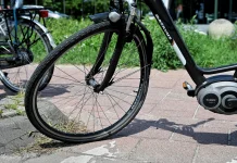 Vrouw gewond naar ziekenhuis na botsing tegen auto