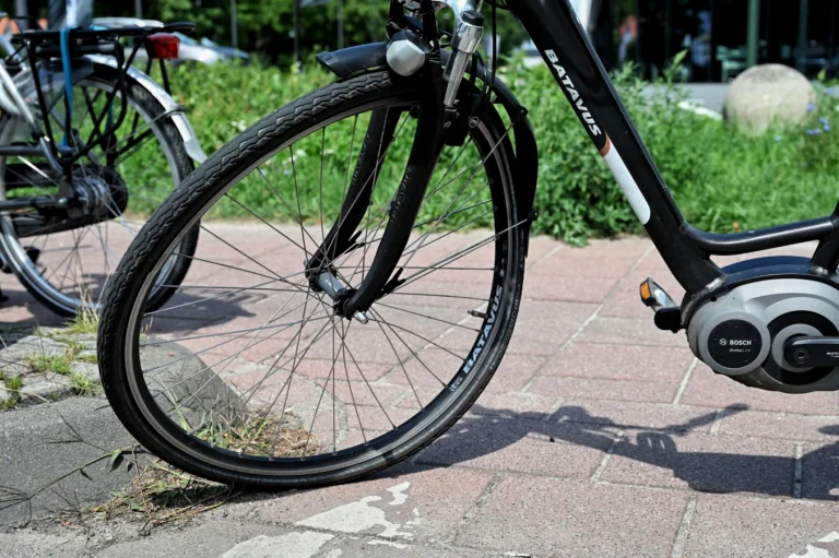Vrouw gewond naar ziekenhuis na botsing tegen auto