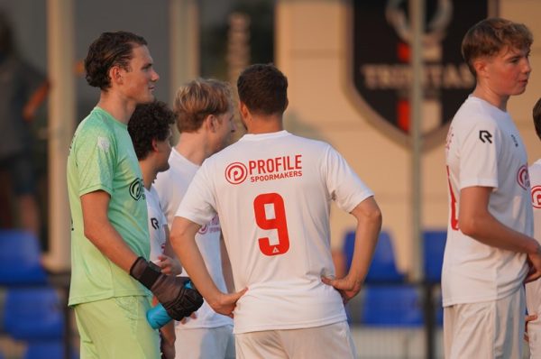 Trinitas pronkt met nieuwe sponsor maar verliest helaas eerste oefenwedstrijd