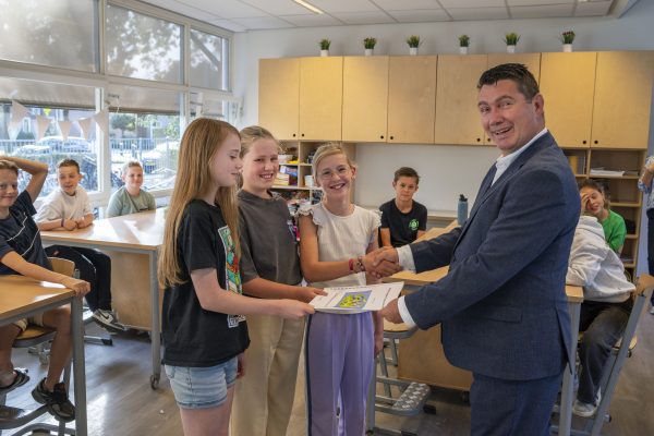 Gemeente Oisterwijk ontvangt duurzaamheidsrapport van groep 7 De Groene Parel