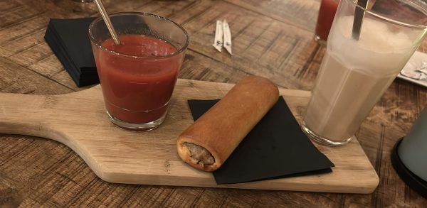 De Opkikker ondanks regen droog aan tafel