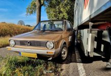 Vrachtwagen drukt oldtimer van de weg op N65 bij Oisterwijk