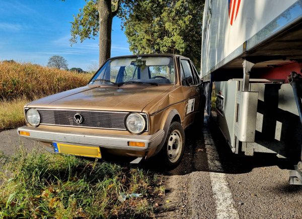 Vrachtwagen drukt oldtimer van de weg op N65 bij Oisterwijk