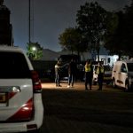 Politie, handhaving en gemeente betreden samen een bedrijfspand in Oisterwijk (Foto: Toby de Kort).