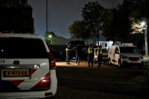 Politie, handhaving en gemeente betreden samen een bedrijfspand in Oisterwijk (Foto: Toby de Kort). 