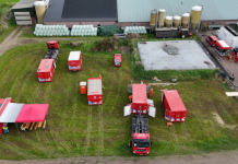 Meerdere brandweerlieden bezig met 22 varkens in put Haaren (Update)