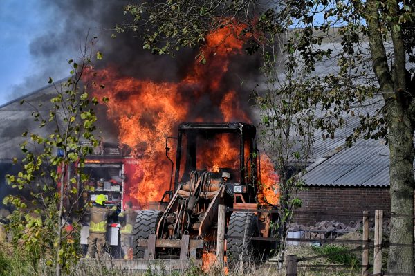 Flinke vlammen bij voertuigbrand Moergestel
