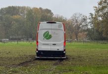 Pakketbezorger tot de assen in de modder