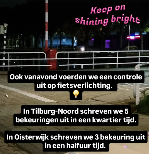 Politie schrijft bekeuringen uit bij controle fietsverlichting Politie schrijft bekeuringen uit bij controle fietsverlichting