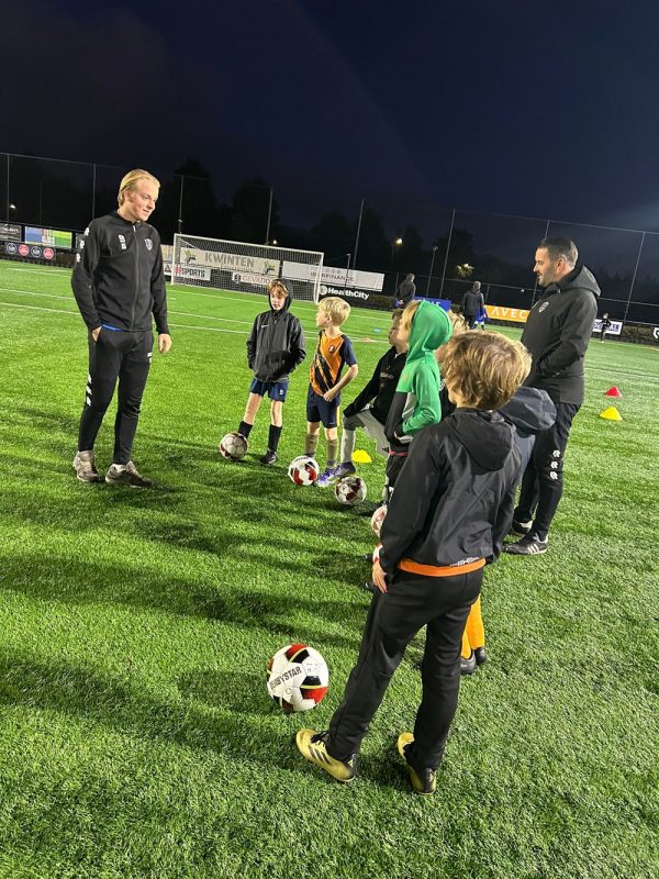 Selectieteams Trinitas Oisterwijk geven training binnen Oisterwijk Futures