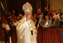 Beeldbank Oisterwijk: Paus Johannes Paulus II betreedt Oisterwijks Gildevaandel, 1990