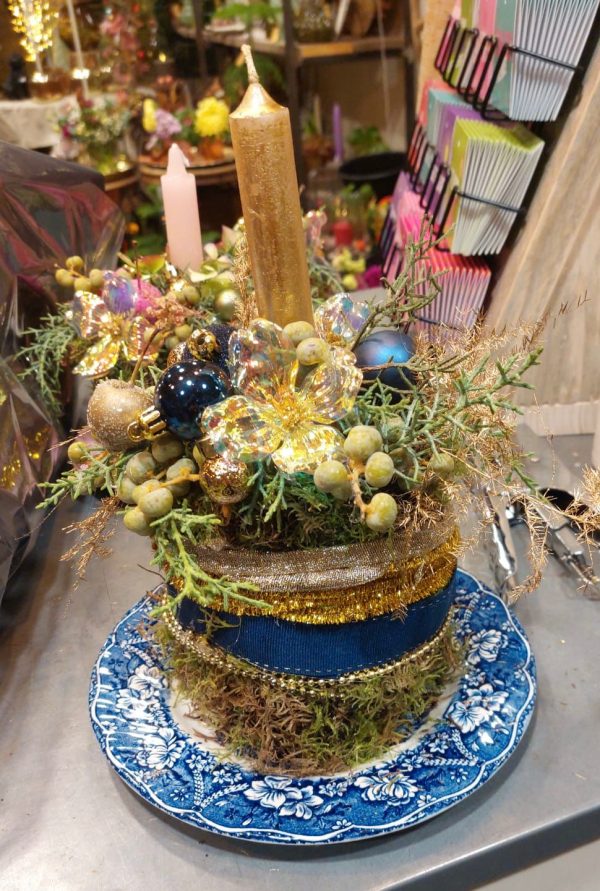 Bloemschikken voor Kerst in Wijkgebouw Waterhoef