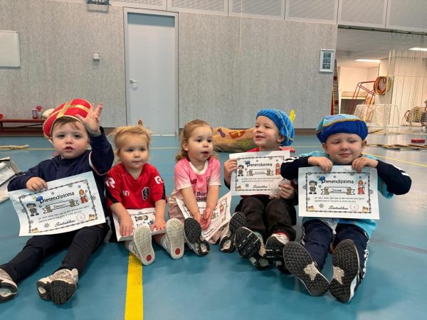 Sinterklaas is trots op jongste Pietjes