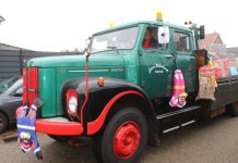 Sinterklaas en Pieten brengen vrachtwagens met cadeautjes mee naar Moergestel