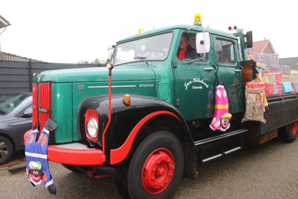 Sinterklaas en Pieten brengen vrachtwagens met cadeautjes mee naar Moergestel