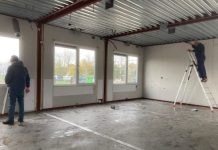 Trinitas krijgt deel oude noodlokalen van Gemeente Oisterwijk