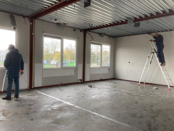 Trinitas krijgt deel oude noodlokalen van Gemeente Oisterwijk