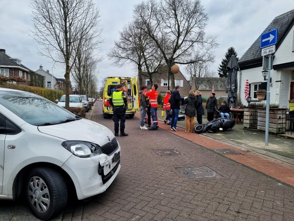 Scooterrijders onderuit bij aanrijding in Haaren