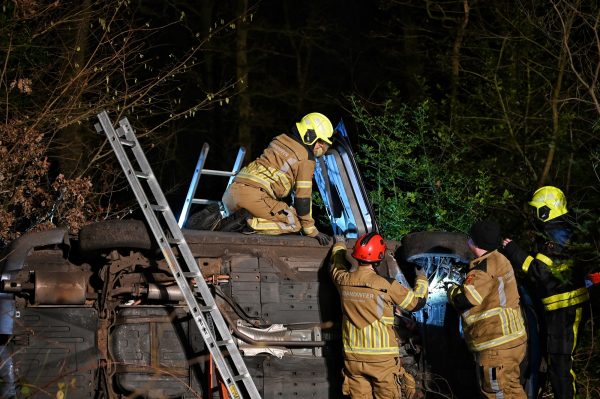 Meerdere hulpdiensten naar auto tegen boom in Oisterwijk