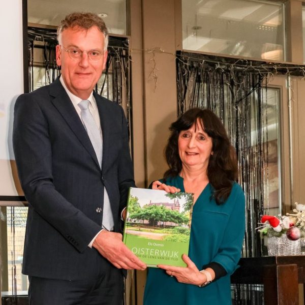 Els Oomis presenteerde haar nieuwe boek met oude en nieuwe foto’s van Oisterwijk
