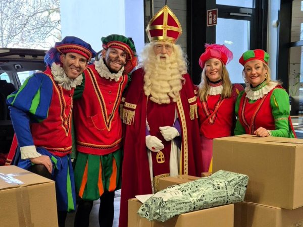 147 blije kinderen na hulp van Sinterklaas en zijn Pieten