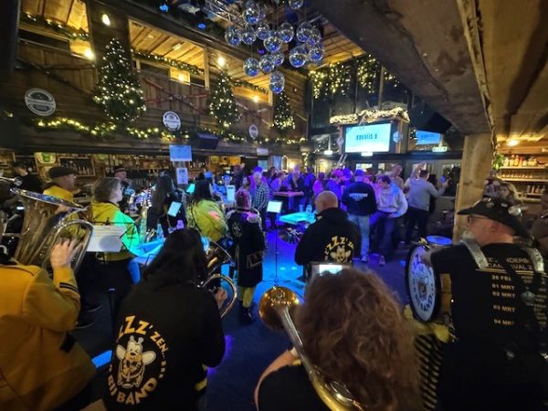 Serious Request actie met Zzzzenderbijband op Oisterwijkse ijsbaan groot succes