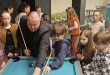 Jongerencentrum Haaren koopt biljarttafel van prijzengeld Kern met Pit