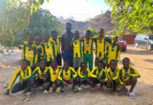 Nemelaer Haaren op voetbalveld Malawi